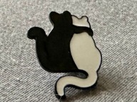 Przypinka pin kot czarny kot biały kot przytulone koty kocia miłość