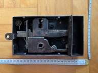 stary zamek z XIX w. brak klamki i klucza, kowalska robota zdobny mechanizm