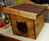 Buda, budka, domek, legowisko dla kota na zimę.