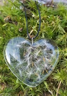 Wisiorek, serce z żywicy z dmuchawcami MoniGArt