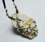Kremowy, surowy, naturalny plaster howlitu - wisior na rzemieniu