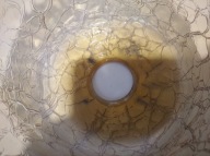 Nieszablonowa iluminacja domowa tradycyjna ciepła atmosfera spod klosza