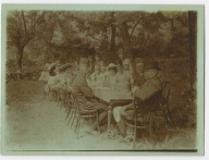 J12 CK KuK Wysocy oficerowie na tyłach frontu zastawiony stół butelki cieka