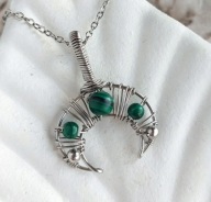 Wisiorek lunula z malachitem, księżyc z zielonym kamieniem, ze stali