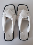 39 białe klapki H&M na czarnej podeszwie wygodne śliczne modne