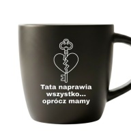 Kubek Tata naprawia wszystko oprócz mamy czarny mat biały środek
