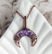 Mały miedziany wisiorek księżyc, lunula z ametystem, prezent dla siostry