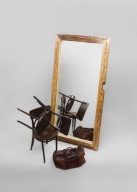 Srebrne lustro w starej drewnianej ramie