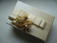 PIĘKNA BROSZKA PTAK PTASZEK NA GAŁĘZI CYRKONIE + PUDEŁKO PREZENTOWE