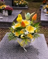 Stroik kompozycja wiosenna żonkile kurczaki Wielkanoc na grób cmentarz