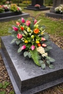 Wiązanka stroik kompozycja obciążona na grób cmentarz tulipany wiosna