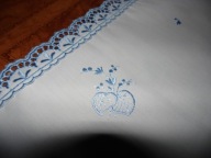 Obrus z niebieskim haftem maszynowym fiolki - 82 cm x 82 cm