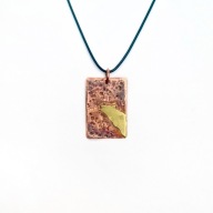 Wyjący wilk. Wisiorek z miedzi i mosiądzu. Amulet mocy.