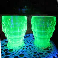 Szkło uranowe. 2 małe wazoniki, pojemniki, literatki. przed 1945r.