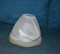 KLOSZ MLECZNO BIAŁY ZE ZŁOTYM PASKIEM I ŻÓŁTĄ OBRAMÓWKĄ