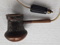 Stary mosiężny tygielek do kawy z wtyczką samochodową.