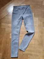 szare jeansowe rurki