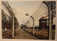 OŚWIĘCIM - AUSCHWITZ BIRKENAU. Fragment ogrodzenia i wieża strażnicza