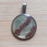 Zawieszka z żywicy i kwiatów wrzośca