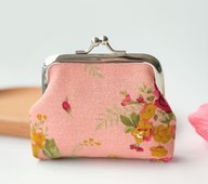 Mała portmonetka różowa w kwiaty z biglem retro elegancka