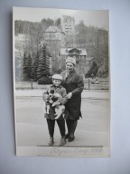 KRYNICA-ZDRÓJ CHŁOPIEC Z MAMĄ PSY PIES stare FOTO 1968
