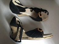 Sandały na koturnie wiązane na łydce