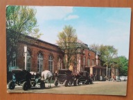 Ciechocinek dworzec PKP bryczki konie 1968 (1787d)