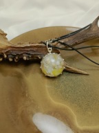 NASZYJNIK z ŻYWICY naturalne kwiaty METALOPLASTYKA Prezent