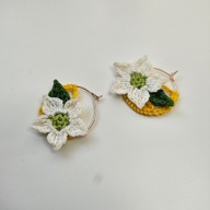 Kolczyki rękodzieło na szydełku kwiatek na kółku