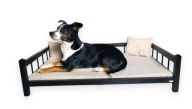 Czarna kanapa z imieniem dla psa Łóżko drewniane legowisko leżanka L kolory
