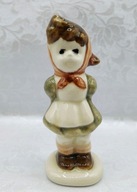 Dumna dziewczynka w chuście na głowie i fartuszku, porcelana 11,5 cm