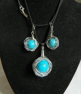 Niebieskie turkusy w aureoli, ekstrawagancka biżuteria, wisiorek i kolczyki