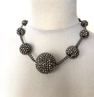 NASZYJNIK JENNIFER LOPEZ KULKI W SREBRZYSTO-CZARNYM KOLORZE PODPISANY