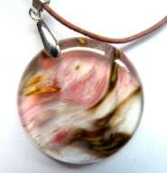 Złoto-różowy kryształ z duchem, duży okrągły wisior na rzemieniu