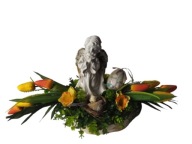 Stroik cmentarz wiosna anioł na drewnie w tulipanach