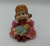 dziewczyna martwi się o laleczkę śliczna figurka