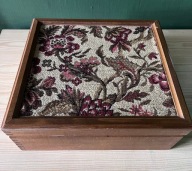 Niciarka drewniana z pokrywą żakardową, PRL – kuferek, przybornik do szycia