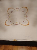 Piękny biały obrus z ręcznym kolorowym haftem