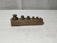 Stare odważniki mosiężne w drewniany etui 1/2-20dkg