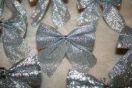 KOKARDY OZDOBNE DO DEKORACJI SREBRNA BROKATOWA ZESTAW 20 SZTUK