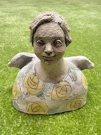 701 Ceramiczna figurka przedtawiająca popiersie anioła - wyskość 15 cm.