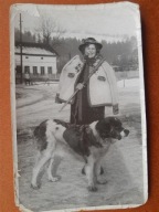 PRL kobieta strój góralski pies (1276)