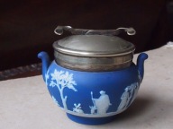Wedgwood - cukiernica z uchwytem.
