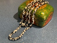 DŁUGI 110 CM NASZYJNIK BIAŁO CZARNY KORALIKI