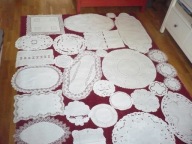 29 płóciennych haftowanych serwet.