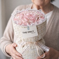 BUKIET ZAPACHOWYCH KWIATÓW MYDLANYCH W PUDEŁKU NA PREZENT, ŚWIECĄCE LED