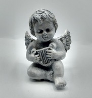 ceramiczny śliczny siedzący aniołek anioł z lirą