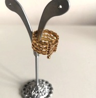 Pierścionek w kolorze złotym nietypowa obrączka gorsecik (B11)