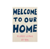 „Welcome To Our Home – Please Leave by 9PM” – Humorystyczny Plakat