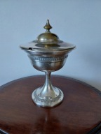 Cukiernica na stopie z nakrywką